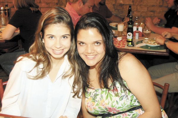 Letícia Lara e Tamara Guedes na Sapataria da Pizza 